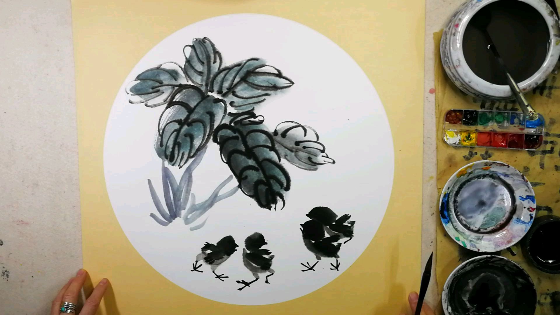 国画基础教程动物篇,封面画法。叶子天牛小鸡小品画,2/3画小鸡