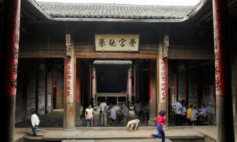 崇仁堂是新时村最高大,最宽敞,最华丽的祠堂,总进深26米,纵深空间的