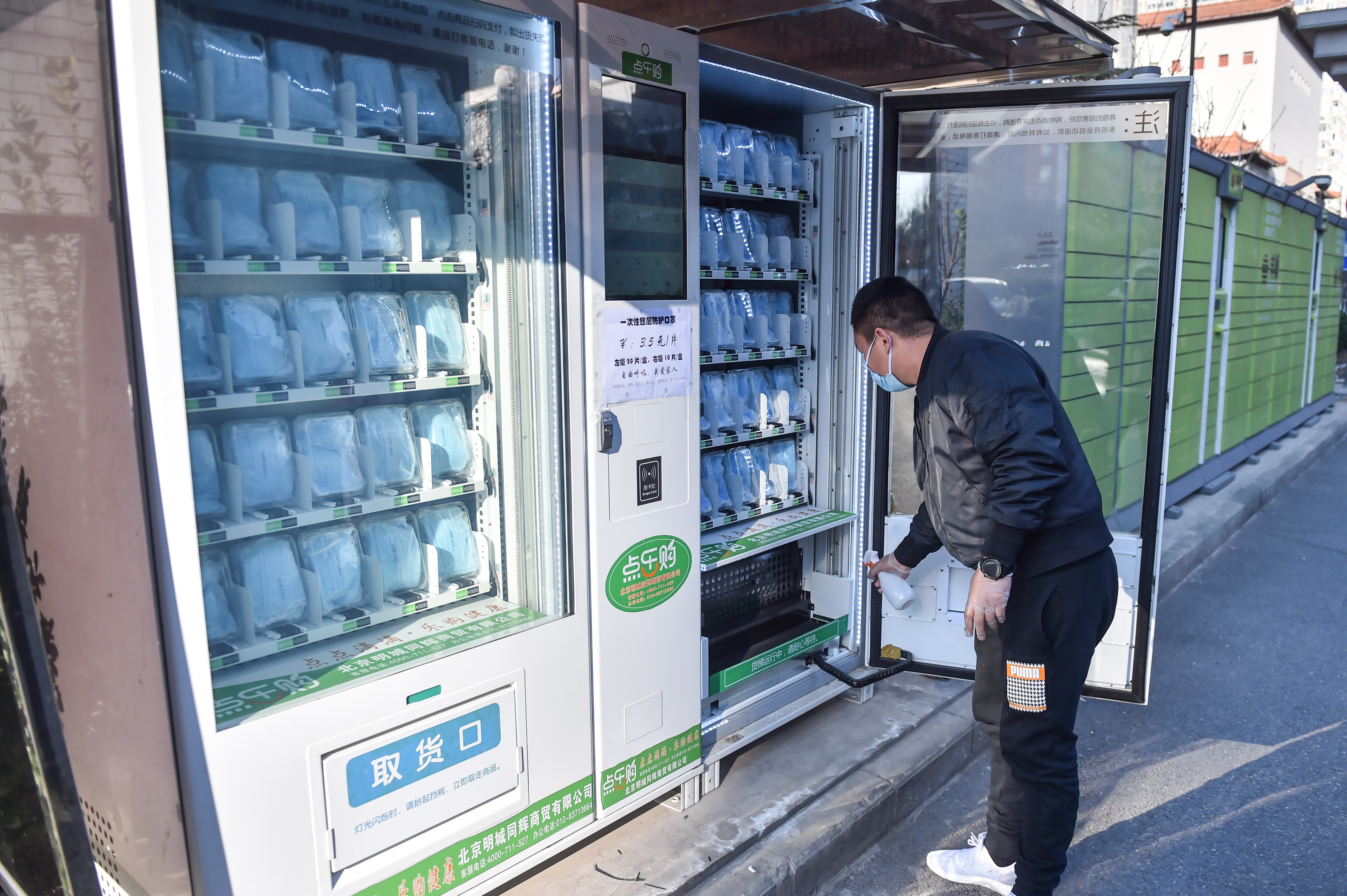 3块5一件:自动售货机"改行"卖口罩(3)