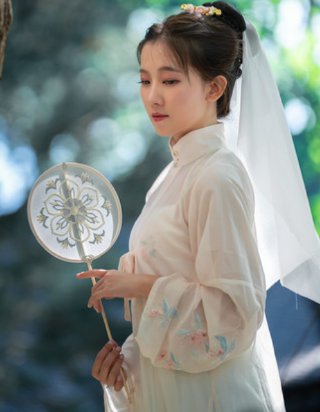 汉服拍摄:图二小姐姐身穿明制汉服,手里拿着扇子,古韵十足!