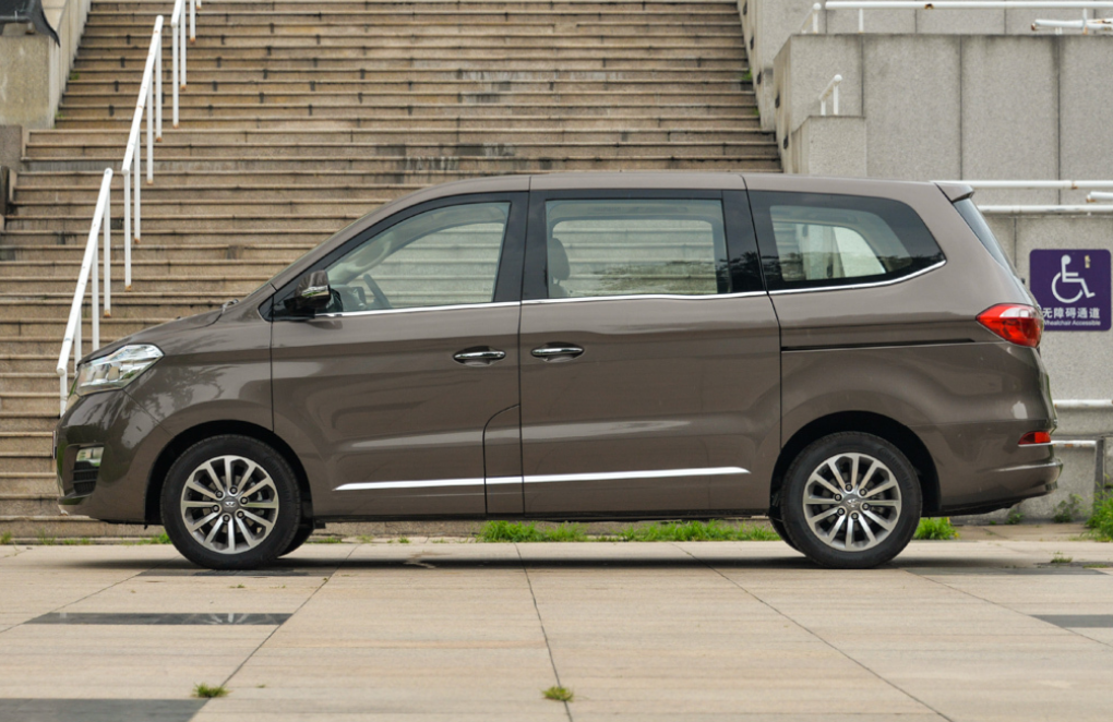 华颂-华颂7的外形优雅,给人一种优美的的感觉,运动感十足,这样的设计