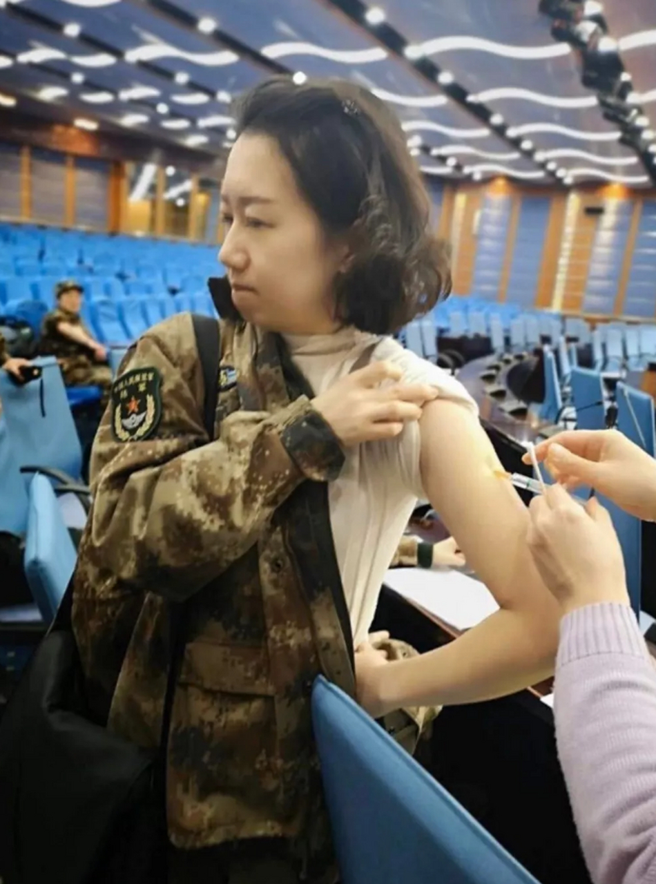 陆军军医大学医疗队员西南医院肝胆科主管护师刘丽,除夕夜随队支援