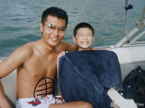 张镐濂晒旧照为张丹峰庆生 还贴心帮老爸画上腹肌