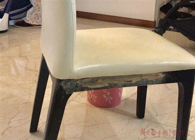 报道追踪:餐椅木头里面发现虫子,店方为客户更换了一套家具