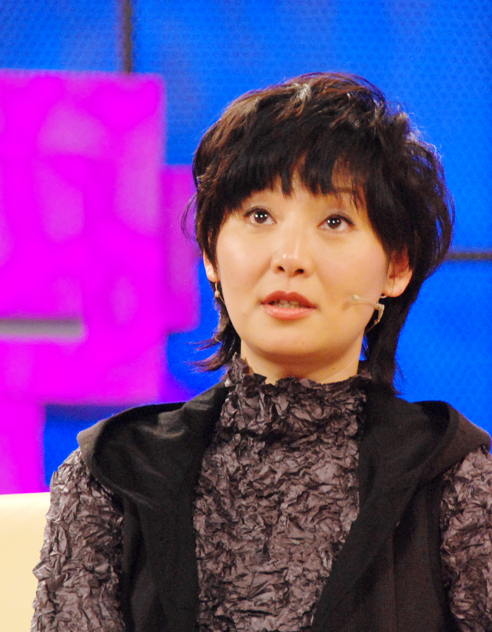 提起徐帆,人们总是要给她冠上"冯小刚夫人"的名号