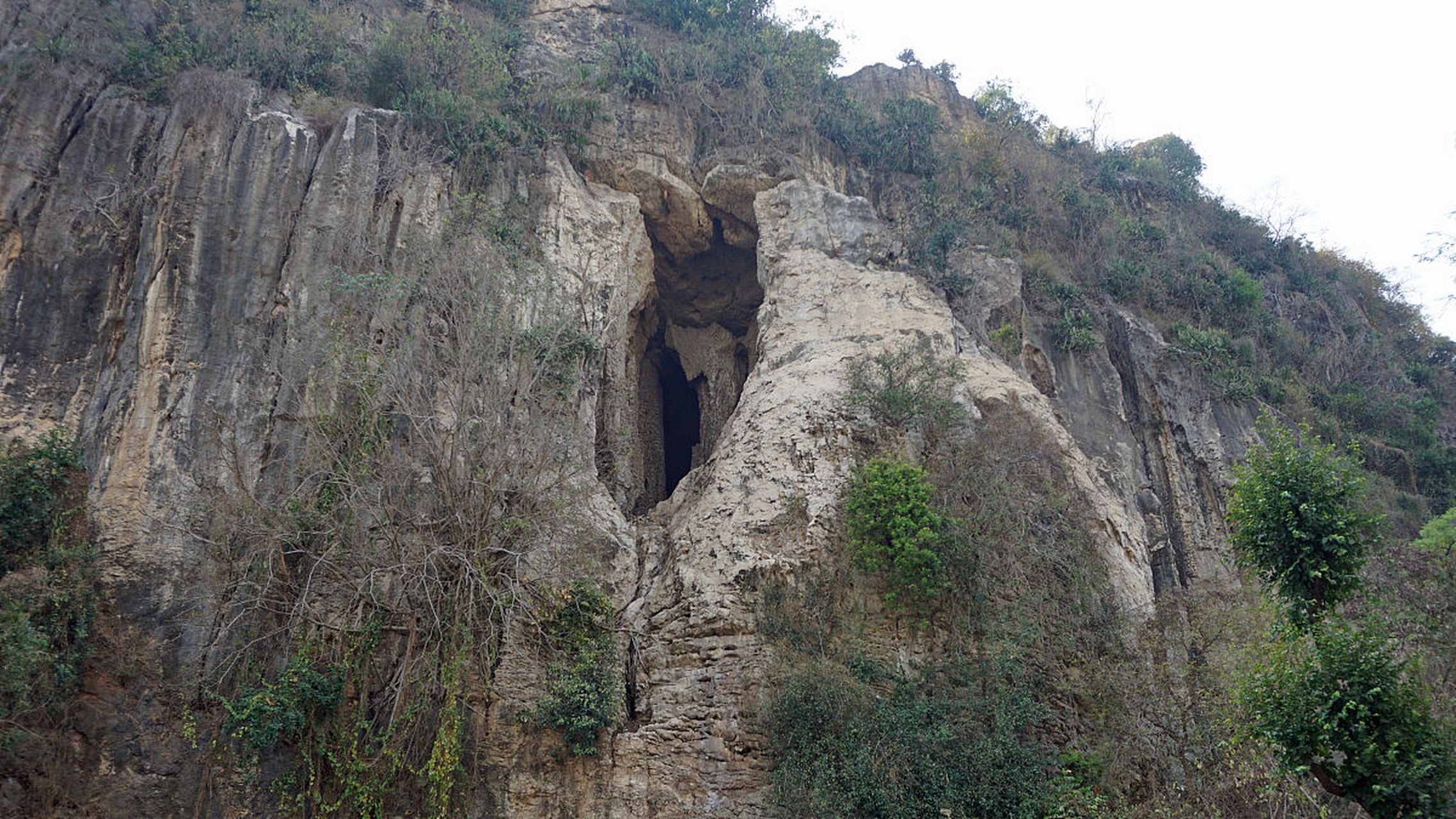 归宗岩位于福建建瓯市西北徐墩镇溪口村,四平方公里内峰峦叠翠,山水