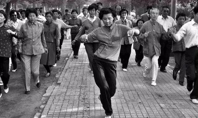 令人怀念的老照片,80年代人们的生活是这样的!