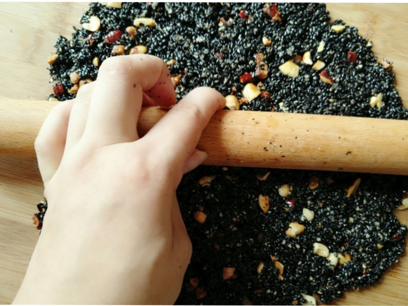 1捧黑芝麻2颗核桃,做出酥脆香甜,健脑益智的小零食