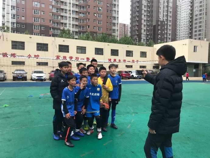 球童丨永昌04梯队走进长征街小学 主教练胡伊度过特殊生日