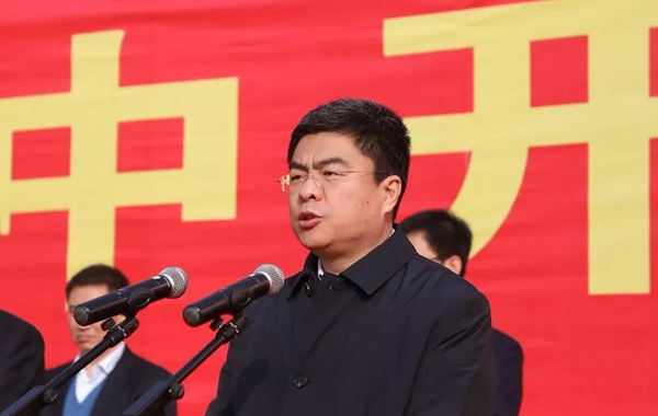 图为:县委书记胡坚宣布武乡县深化转型项目建设年第一批转型项目正式