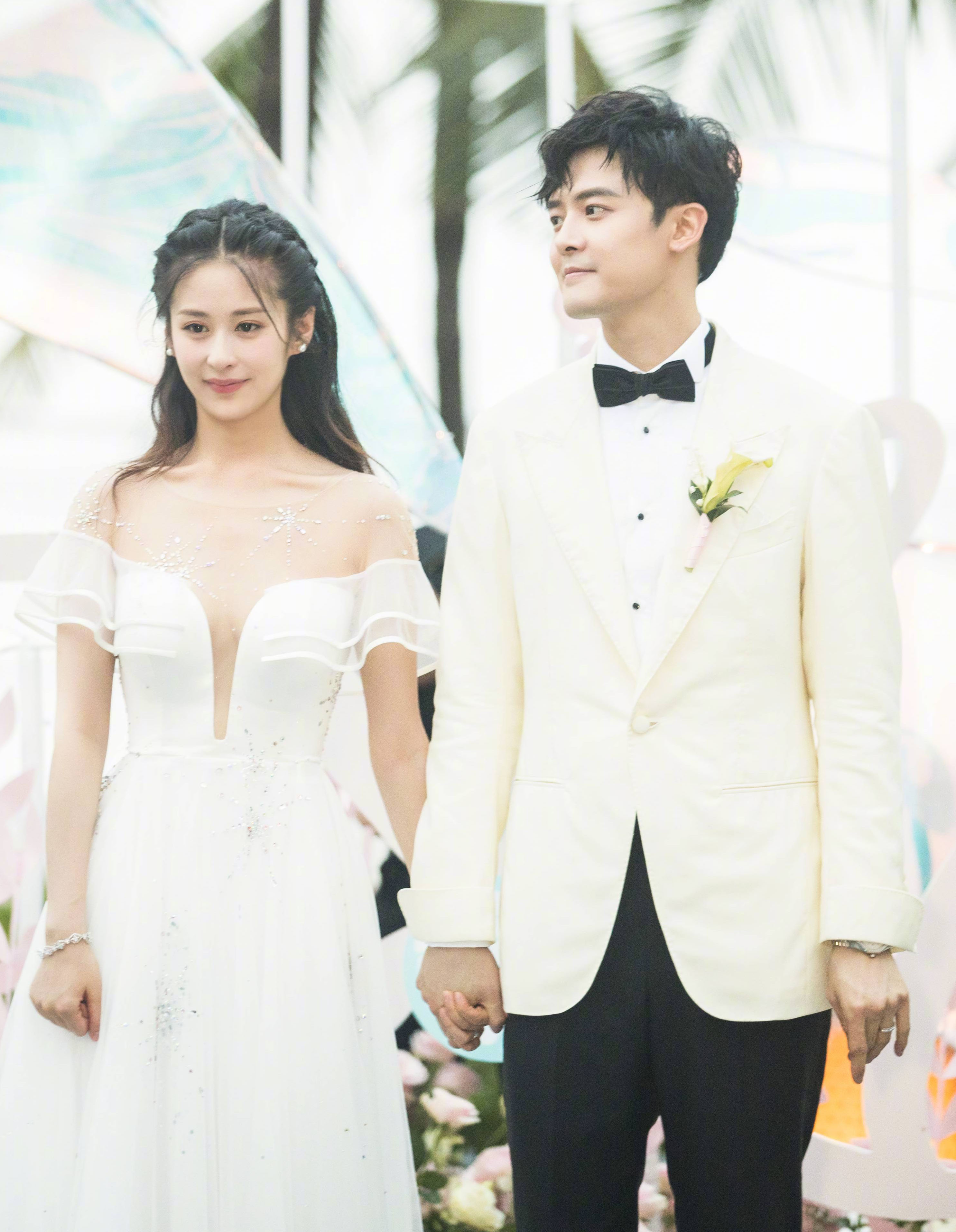 颖儿晒10个月女儿正面照,高脑门大长腿,小月亮的丝袜抢眼超便宜