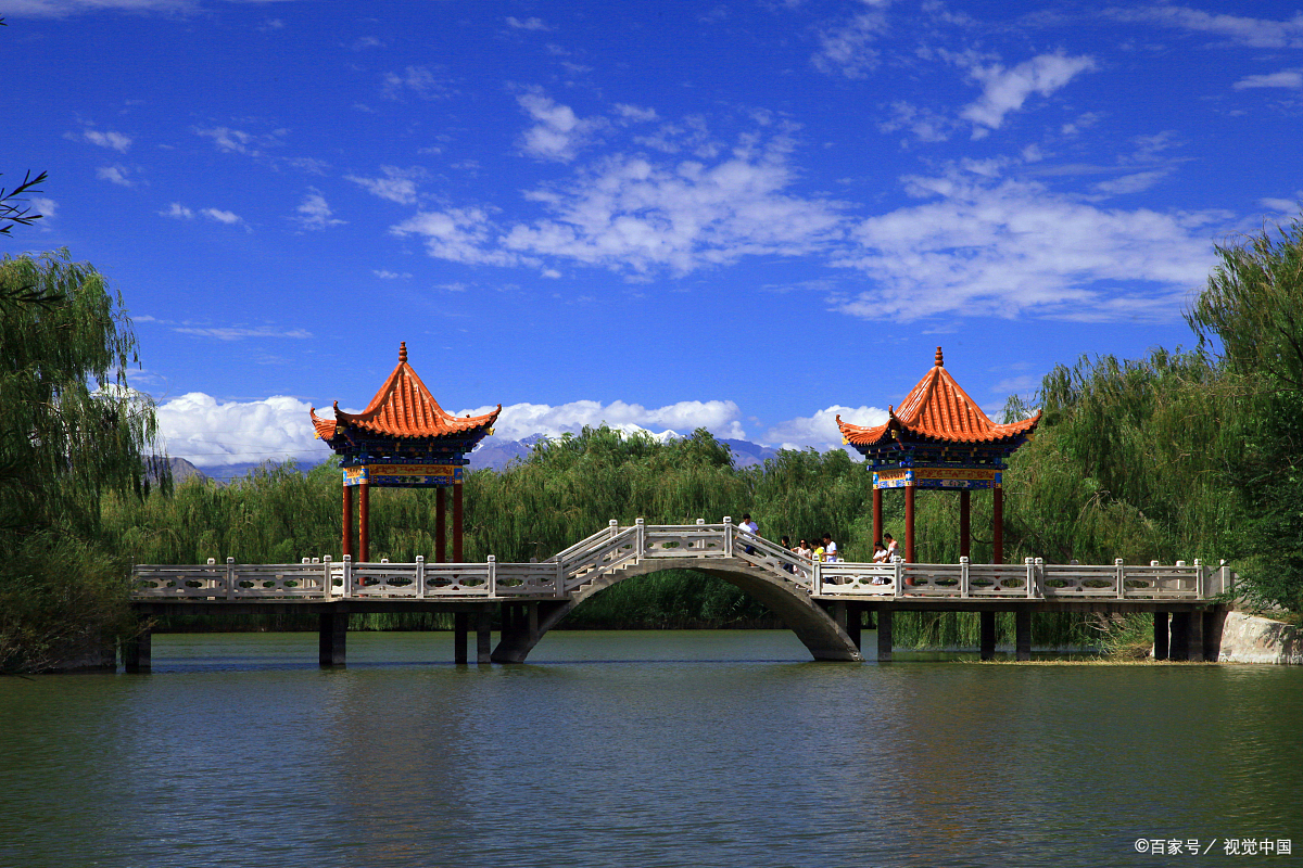 红山公园是赤峰市内的一座著名公园,位于赤峰市区东北部,占地面积约为
