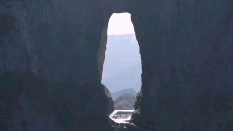 世界极限运动圣地张家界天门山，飞机穿越天门洞举世壮观,旅游,旅途风光,好看视频