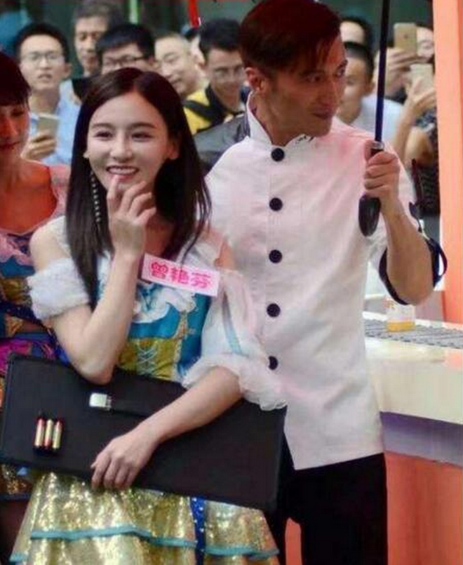 女粉丝长相酷似张柏芝,享受谢霆锋亲自撑伞待遇,就像恋爱的时候