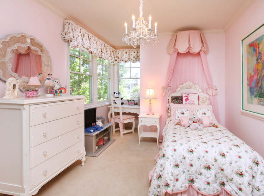 桌子上放了一副眼镜,抽屉打开了一部分.