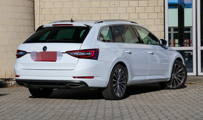 进口斯柯达-速尊新颖的车身造型,设计相当出色,给人一种高级感