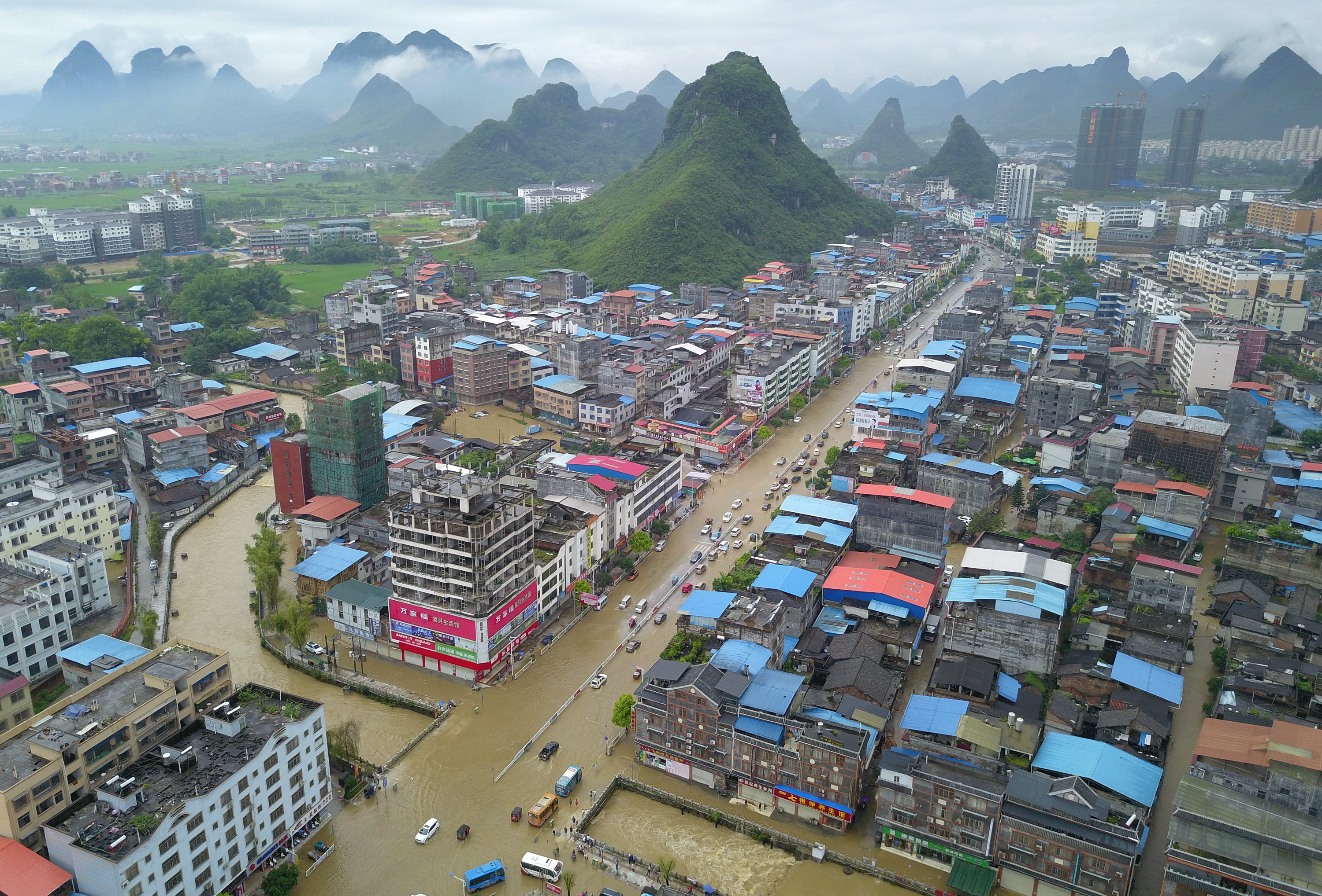 当日,广西河池市罗城仫佬族自治县遭受暴雨袭击,导致县城多