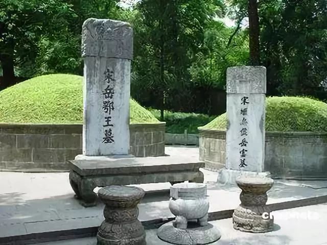 芳心不与百花斗,只嫁冰心映雪红.