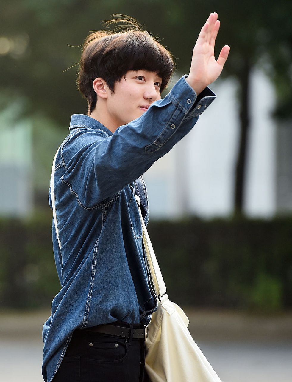 刘耀文指出,时代峰峻的音乐质量没有得到提升,是因为公司在商业利益