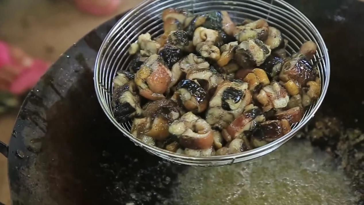 一定要让草木灰覆盖在黄鳝的身体每一个部位,清洗时间可以长一点.