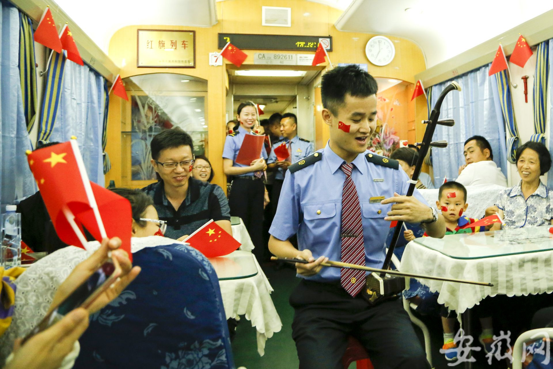 合肥客运段:列车上举办多场文艺演出为祖国送上祝福(组图)