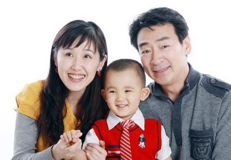 曾是"老爷专业户",与小21岁的她因戏生情,今儿子帅气生活幸福