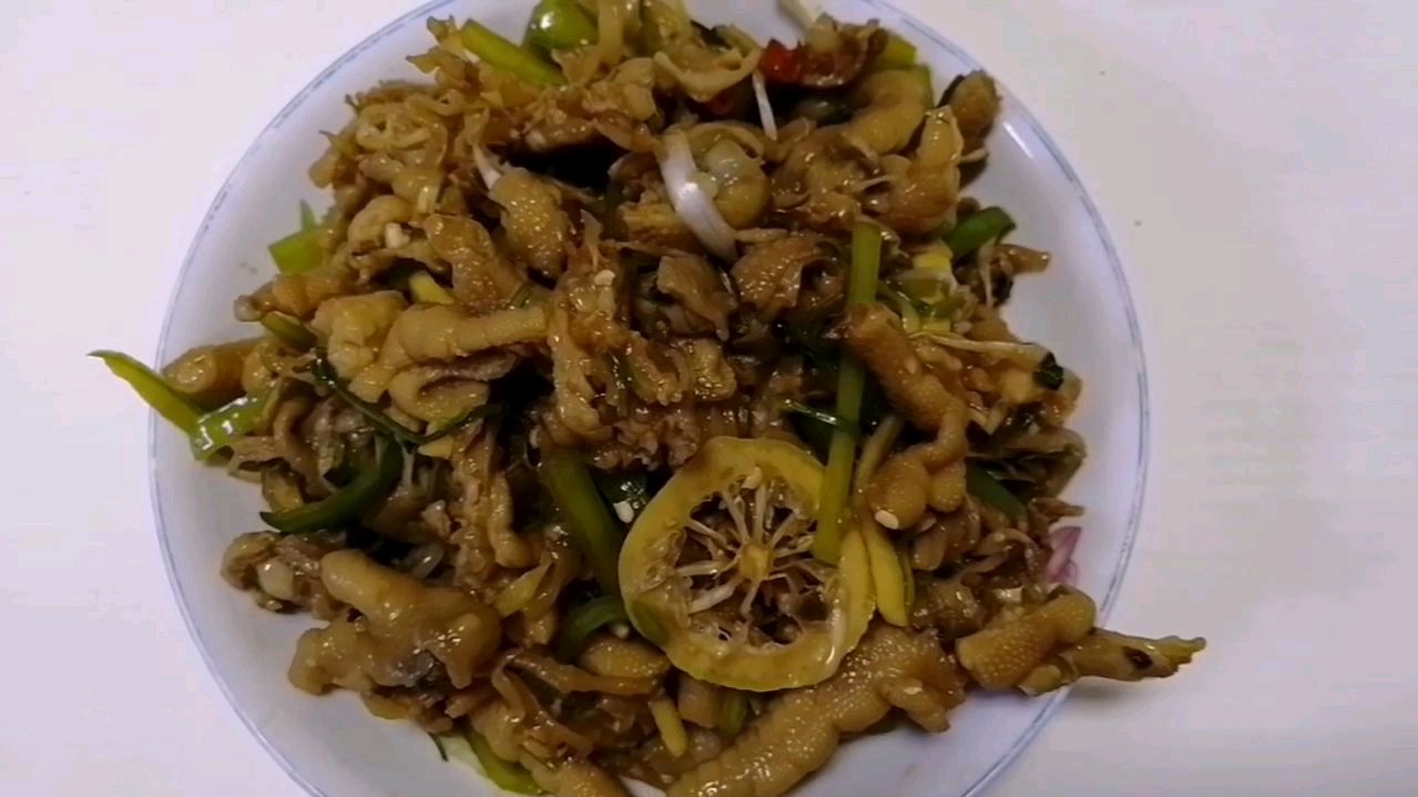 小伙分享“凉拌脱骨鸡爪”做法,酸辣爽口,清油解腻,吃的过瘾