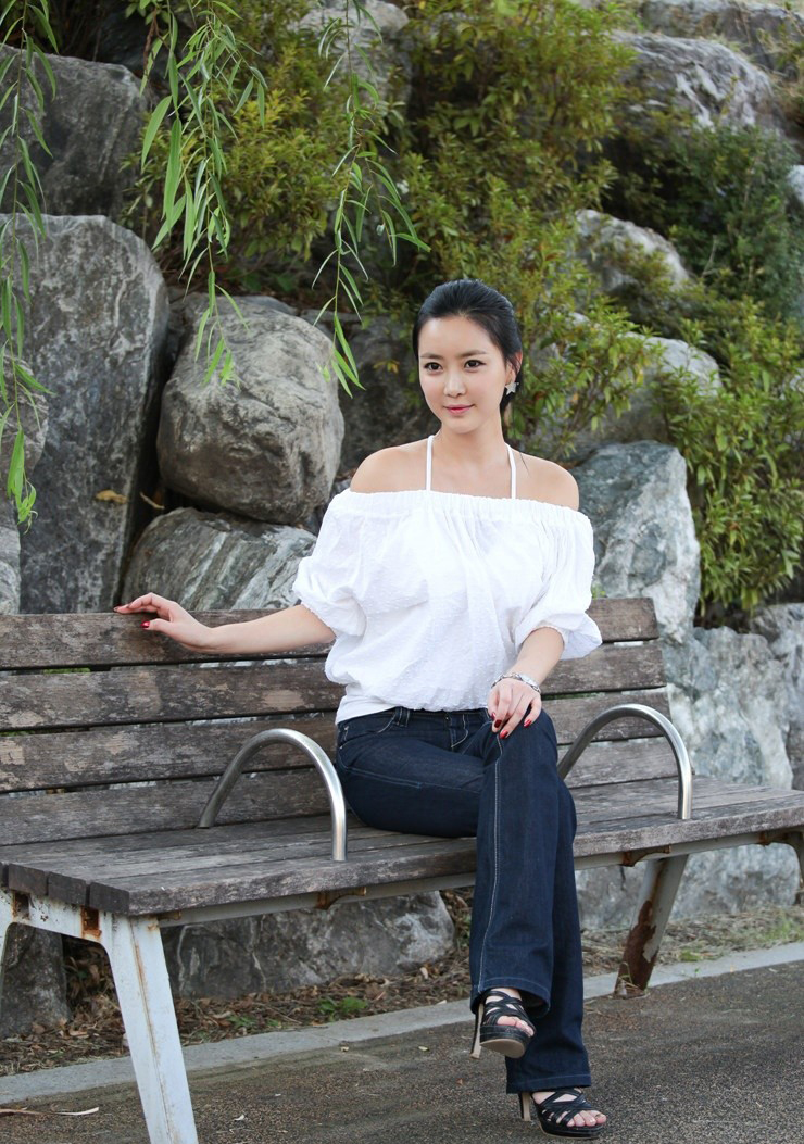 韩国美女闵秀雅微露香肩,优雅气质微微绽放