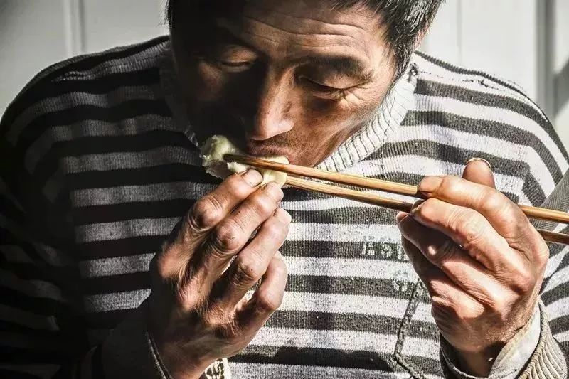 来源:中建二局 他用阳光做保养 将皮肤"抹"成古铜色 手上的老茧镌刻于