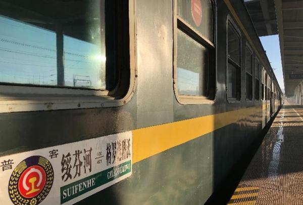 停靠在绥芬河火车站的402/401次国际旅客列车.(新华社发)刘赫垚摄