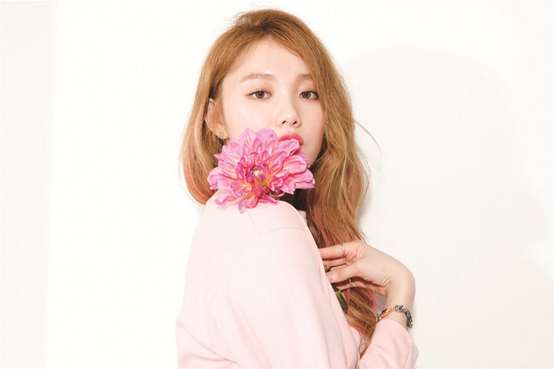 李圣经长发写真曝光 拥有完美的身材和无敌的颜值.