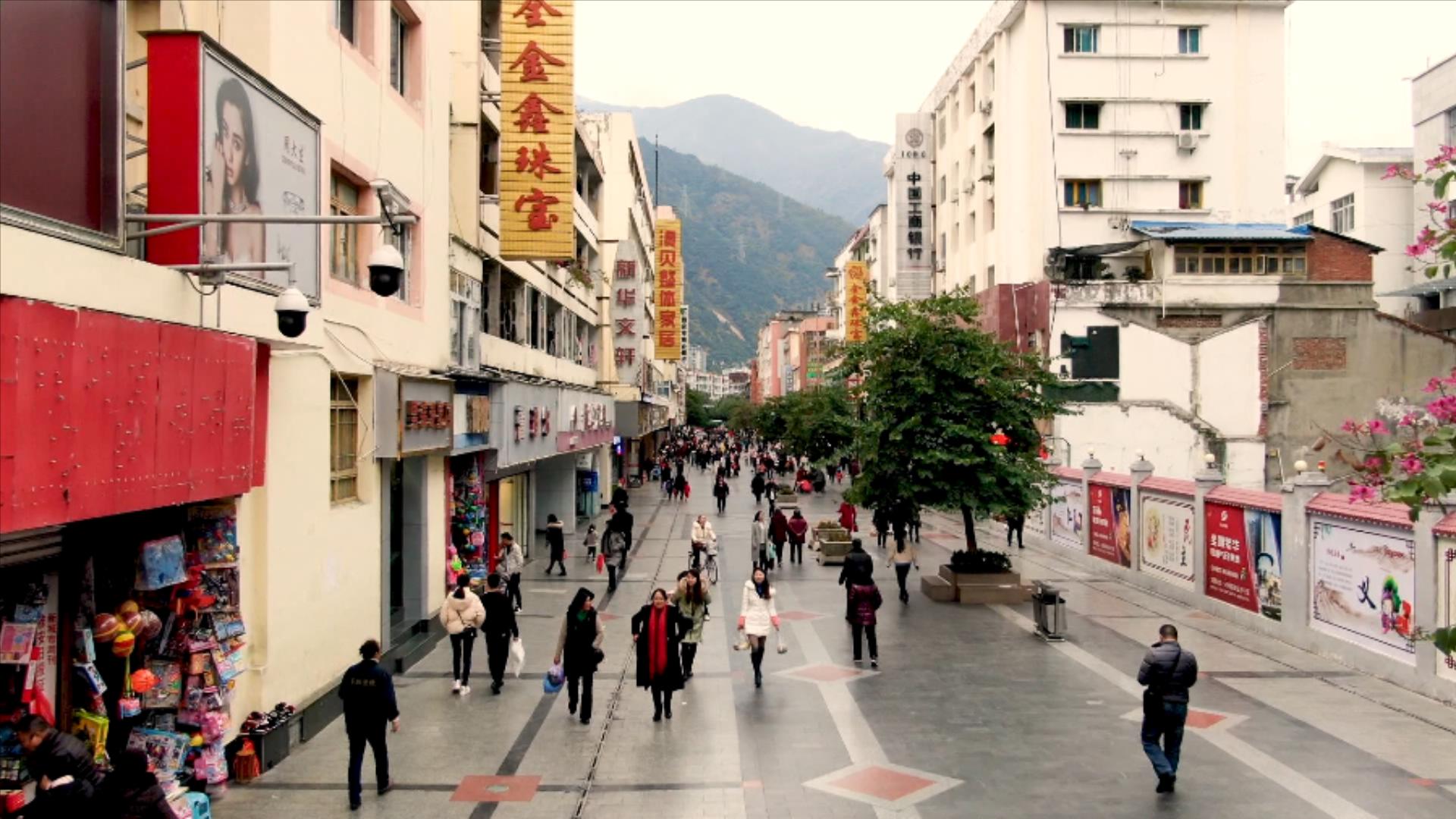 石棉县融媒体中心自制《我们向光前行》