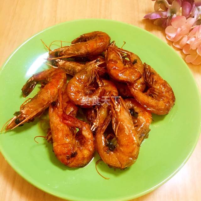油爆虾是一道上海本帮菜,每次做自己家乡的菜都特别的亲切