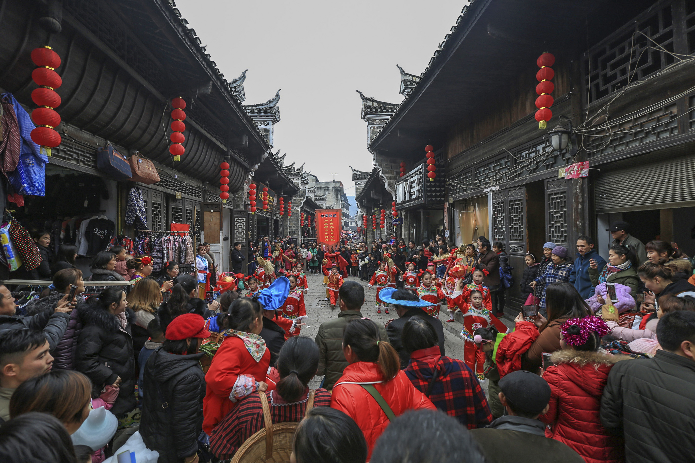 2月2日,湖南省湘西土家族苗族自治州龙山县里耶镇居民在排练节目.