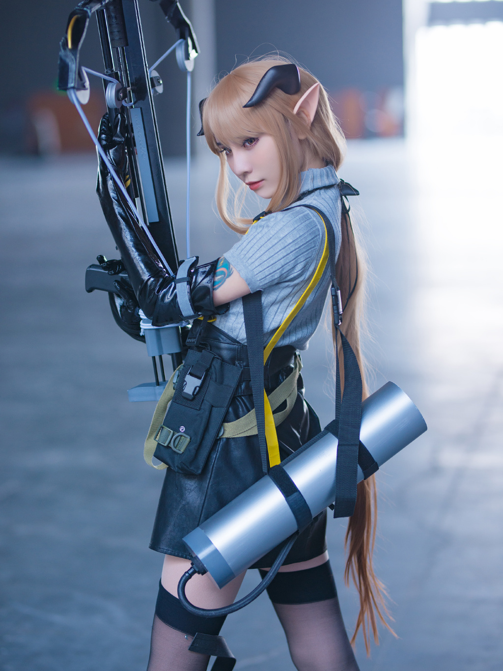 明日方舟陨星cos:小姐姐,你这把弩炮是不是很重,需要帮忙吗?