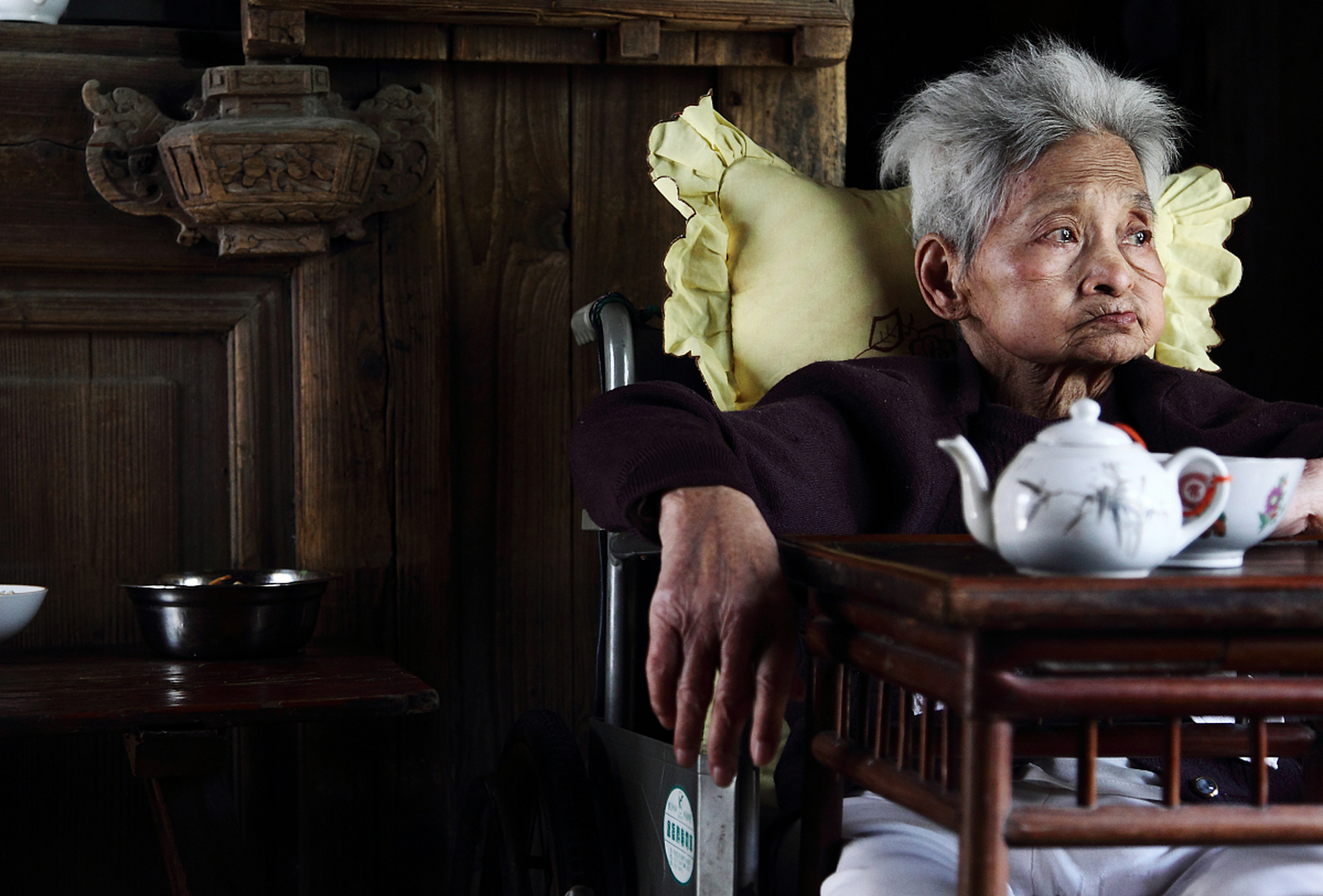 空巢老人孤独无助,儿女事业成功却鲜少陪伴.春节之际请多关心他们!