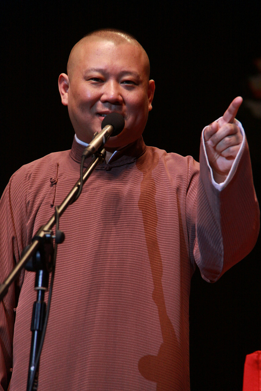 郭德纲破例唱大实话,竟然在开场时竖起大拇指赞美.