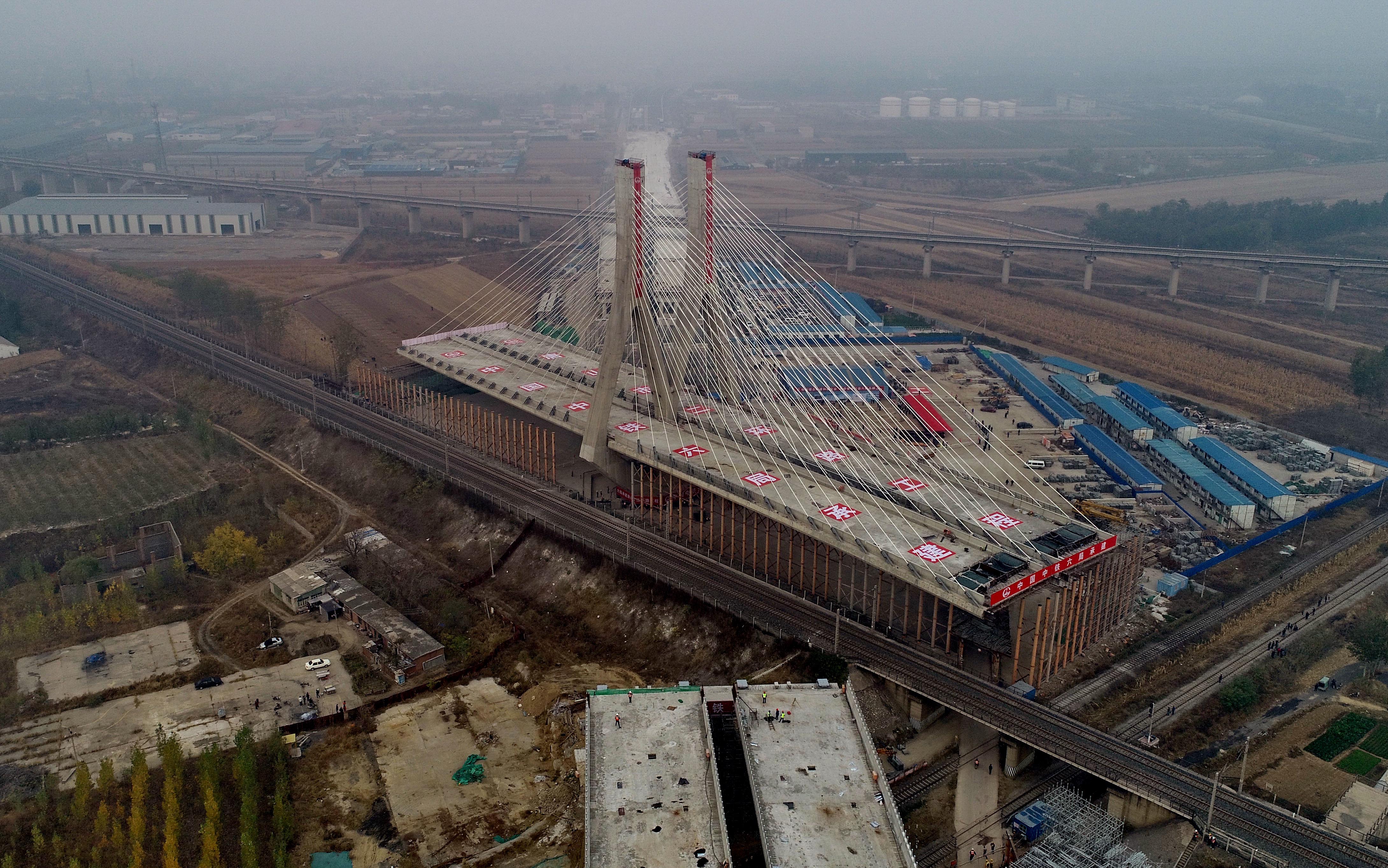 河北唐山:斜拉转体桥转体成功(3)