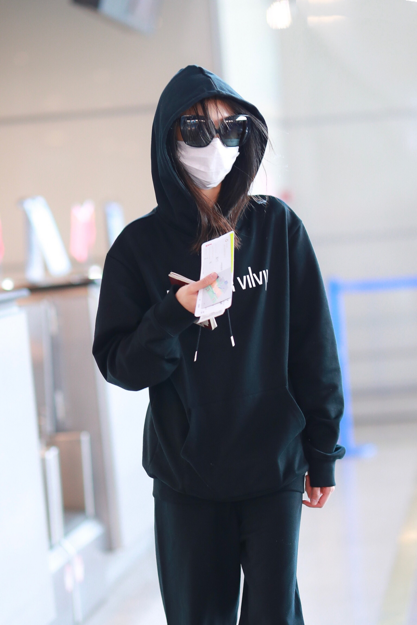 郑爽全黑look神秘感满分,和男友同款低调晒恩爱,身材比造型惹眼