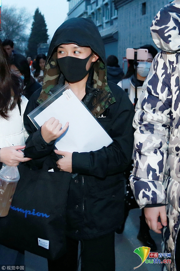 当天,蒋依依穿着黑色羽绒服,口罩遮面打扮低调,怀抱书本满满学生气.