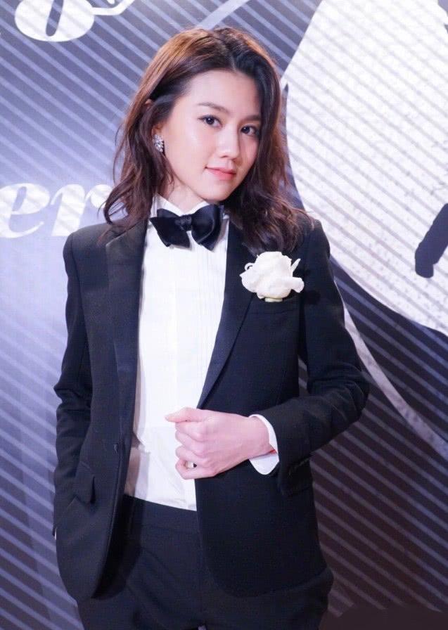 周秀娜不仅长得好看,穿上西装好像换了一个人,帅气得不敢认了!