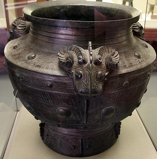图为三羊尊,商代的青铜器,是中国历史上的一种大中型盛酒器,也是中国