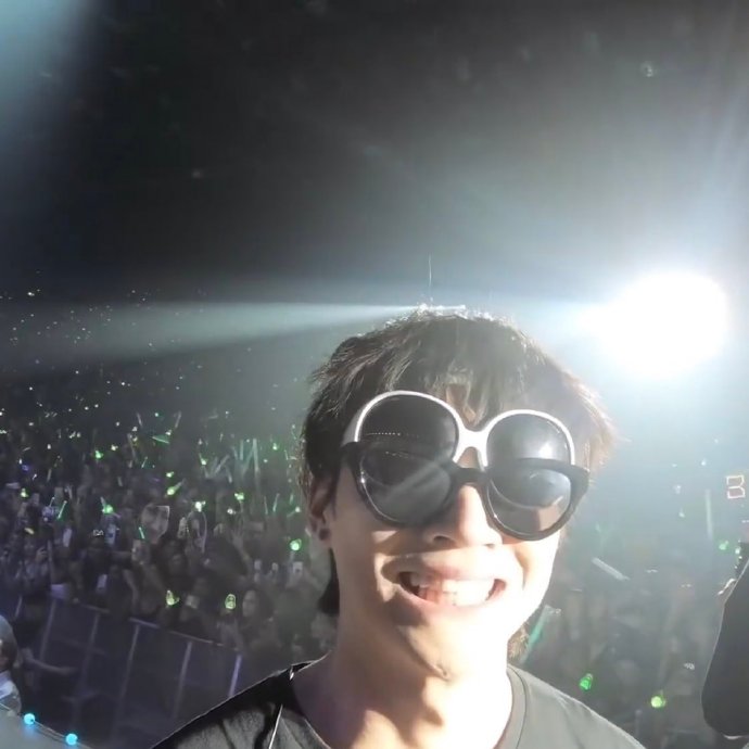 真是个宝藏男孩!林小虎弄潮儿式呲牙撞脸"假笑男孩"