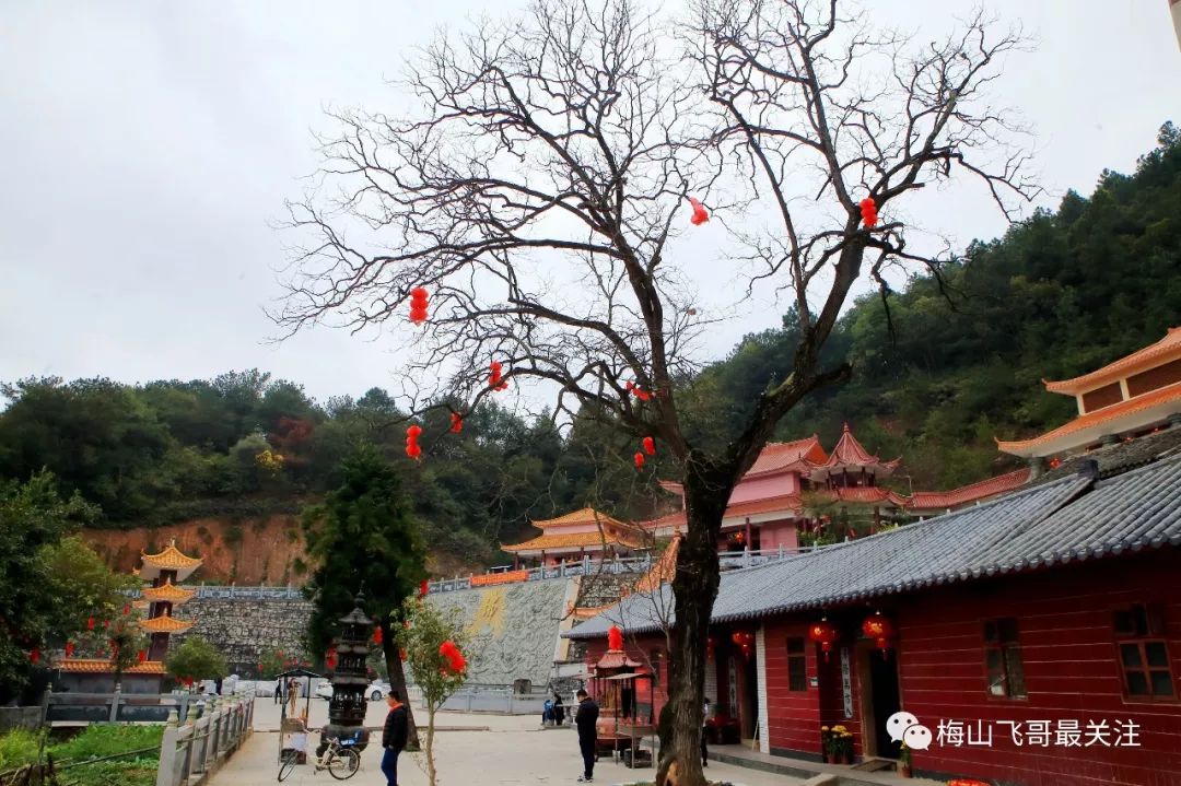 墨池寺位于兴宁市风景秀丽的神光山南麓贵人峰,寺前有曾子湖,寺旁有口