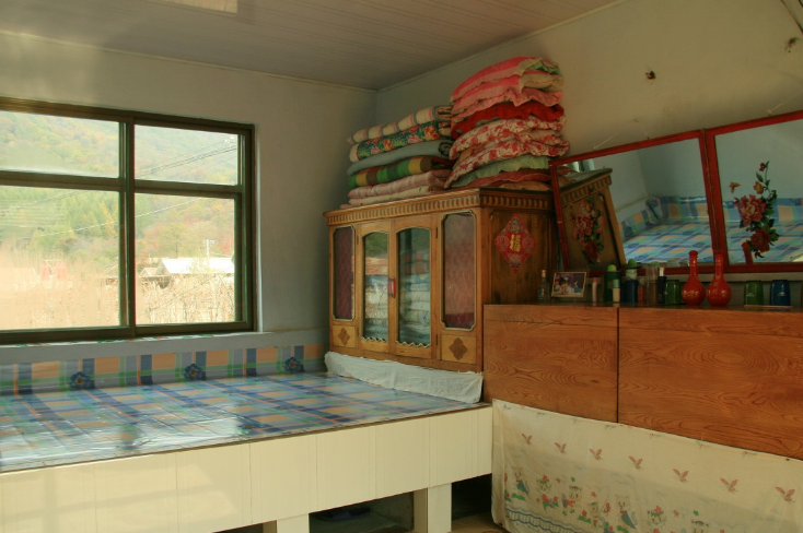 在炕沿边写作业,脚丫子伸到炕洞里,暖烘烘的,胳膊也是热乎的,以前的