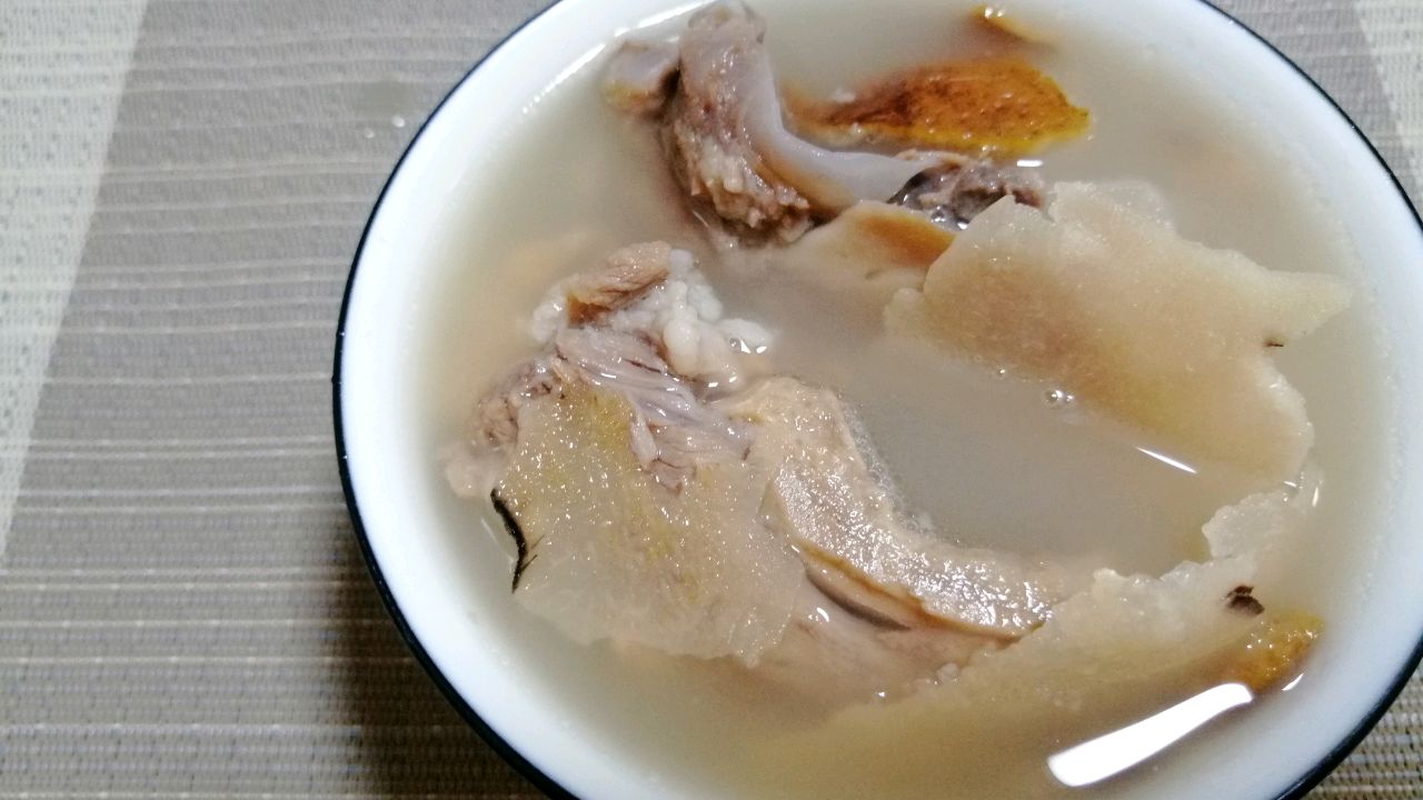 春季天气潮湿,多煲这一款五指毛桃土茯苓汤,健脾利湿,舒筋活络