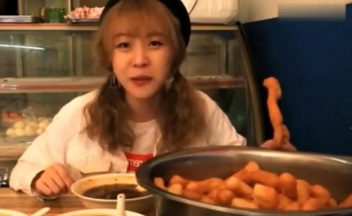 美女大胃王一顿吃100根油条,看到吃法后,网友:浪老师能吃300!