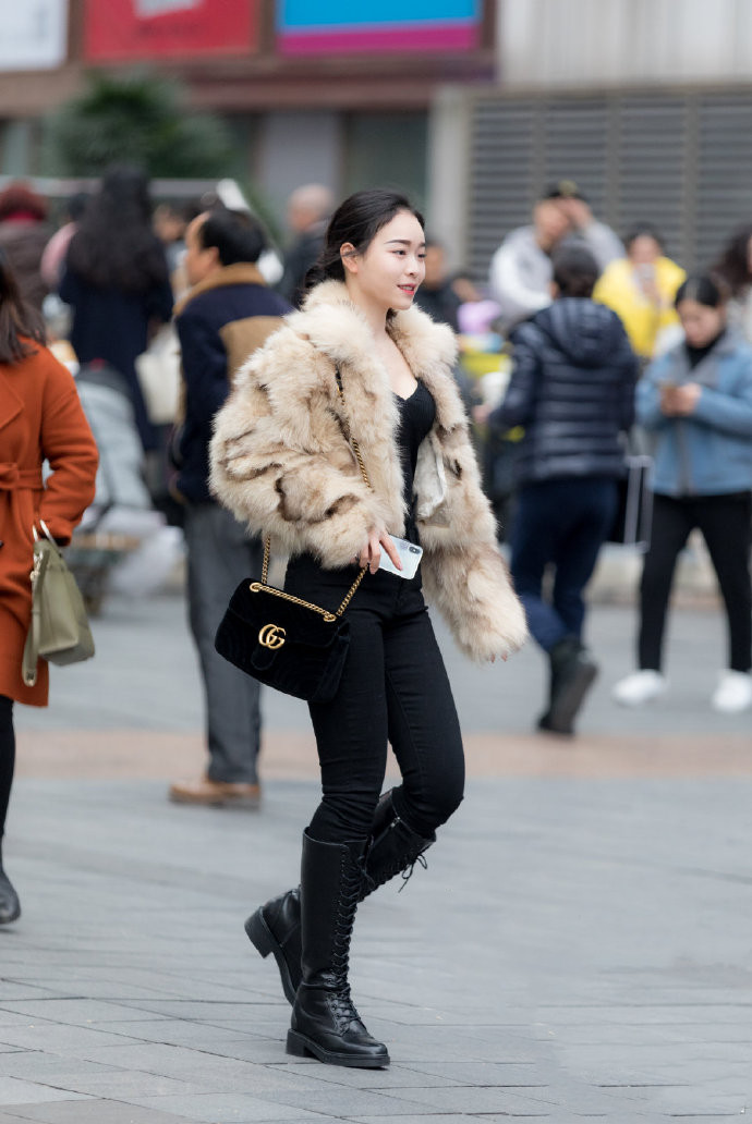 街拍:女人冬季缺什么衣服都不可以缺皮草,时髦不减还增气质