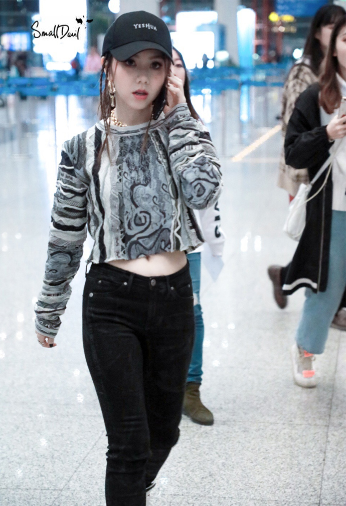 邓紫棋越来越会穿了,本想机场大秀好身材,结果"小肚腩"抢镜了