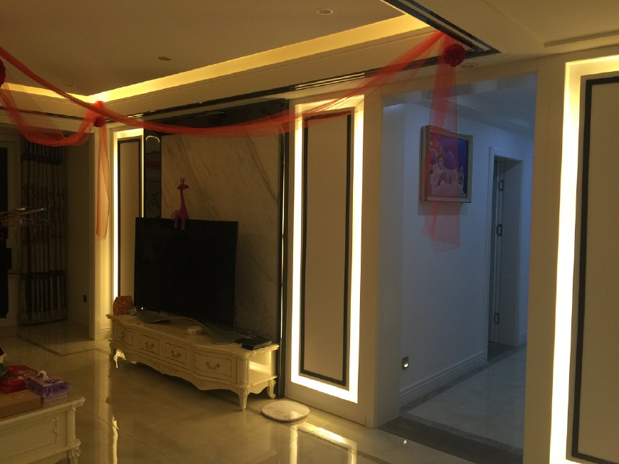 晚上关灯的照片,我拍的,是不是很无聊,主要是为了炫耀电视背景墙和